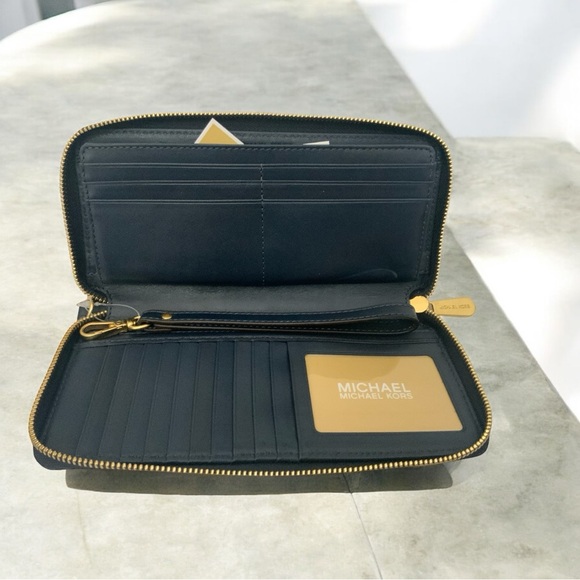 Michael Kors-Paisley Continental Jet set Wristlet. Approx. 4”x8.5”-Retail 178 - Picture 3 of 5